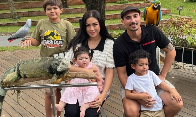 Jedar dan Vincent Verhaag beserta anak-anak. [Instagram @v.andrianto]